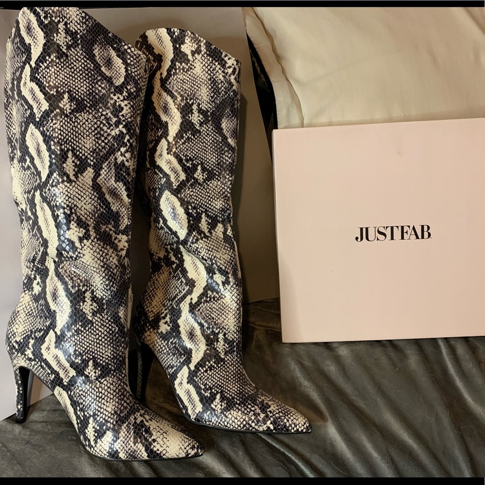 NWT Beautiful tall heels snakeskin print SZ9
